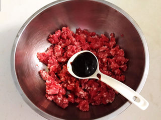 7、牛肉锅贴,加入蚝油