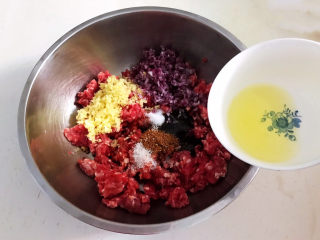 11、牛肉锅贴,加入蛋清