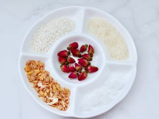 1、玫瑰花水果燕麦米糊,首先备齐所有的食材。