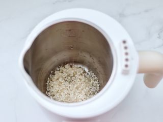 2、玫瑰花水果燕麦米糊,把大米和糯米用清水冲洗干净，放入美龄豆浆机里。