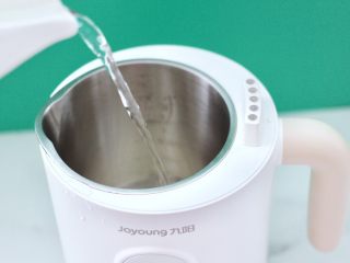 3、玫瑰花水果燕麦米糊,豆浆机里加入清水600毫升，不要超过水位线。