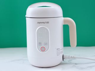 4、玫瑰花水果燕麦米糊,盖上盖子启动米糊模式，开始制作米糊。