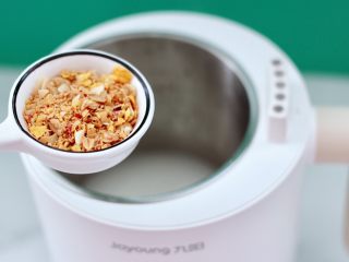 6、玫瑰花水果燕麦米糊,米糊的最后3分钟时，先加入水果燕麦。