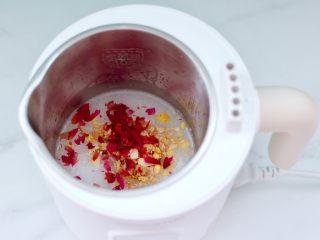 7、玫瑰花水果燕麦米糊,再加入玫瑰花碎。