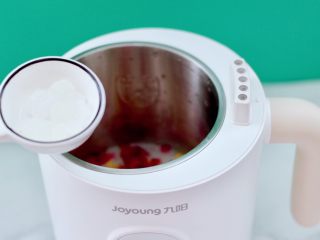 8、玫瑰花水果燕麦米糊,最后加入冰糖调味。
