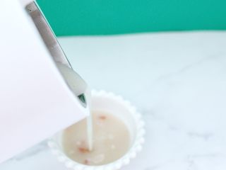 9、玫瑰花水果燕麦米糊,时间到出锅咯，把打好的米糊，倒入自己喜欢的碗里。