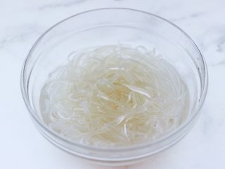 3、快手粉条胡萝卜鸡汤,粉条洗净后用温水泡软备用。