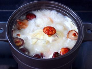 11、快手粉条胡萝卜鸡汤,大火煮沸后,继续中火煮10分钟。