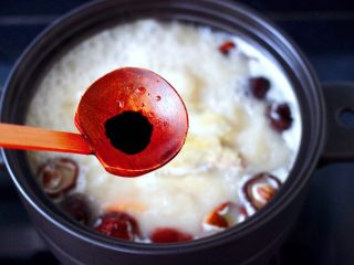 15、快手粉条胡萝卜鸡汤,加入老抽调个色,不喜欢的可以不加。