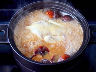 16、快手粉条胡萝卜鸡汤,大火继续煮5分钟。