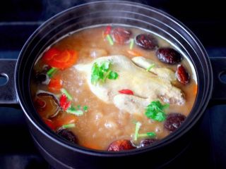 17、快手粉条胡萝卜鸡汤,看见粉条变得透明软烂的时候,撒上香菜和枸杞即可关火。