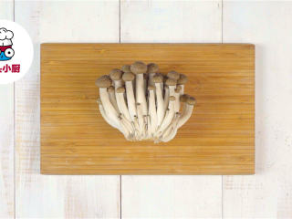 1、超低脂蘑菇浓汤,口蘑100g切片,蟹味菇70g切去根部