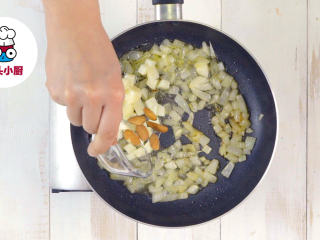2、超低脂蘑菇浓汤,炒锅倒少许橄榄油,中火烧热,放入洋葱丁70g炒至变色,倒入少许清水,再放入熟土豆丁50g、杏仁6颗,翻炒均匀,关火盛出