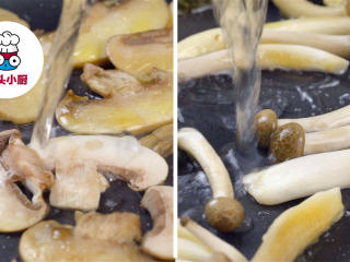 3、超低脂蘑菇浓汤,另起锅倒入少许橄榄油,倒入口蘑片和鸿喜菇,加入少许清水、盐,煎熟盛出