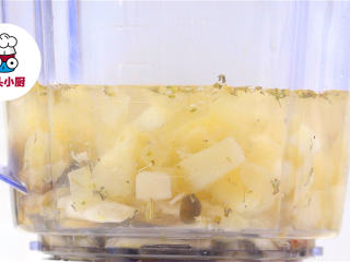 4、超低脂蘑菇浓汤,将炒好的食材倒入料理机中,放入香草碎、热水250ml,搅打细腻搅打好的浓汤倒入汤锅中,开小火,搅拌煮沸后盛出装碗