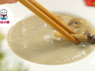 5、超低脂蘑菇浓汤,铺入菌菇,撒上少许香草碎