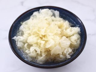 2、苹果银耳枸杞汤,银耳提前用温水浸泡半小时后洗净。