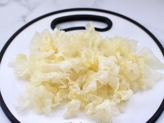 3、苹果银耳枸杞汤,洗净的银耳用手掰成小片。