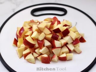 5、苹果银耳枸杞汤,苹果洗净后切小丁。