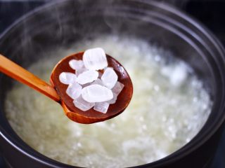 9、苹果银耳枸杞汤,先放入冰糖。