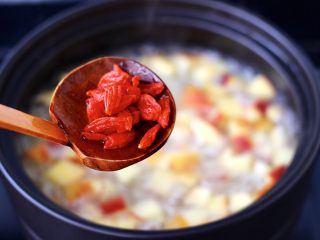 12、苹果银耳枸杞汤,加入枸杞煮1分钟。