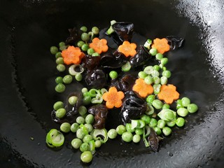 12、马蹄炒虾仁——时令快手养生菜,下入青豆木耳胡萝卜翻炒一下。