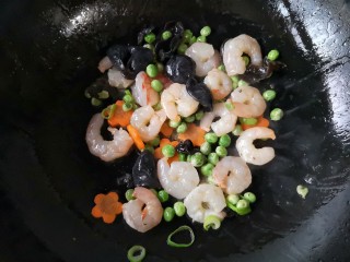 14、马蹄炒虾仁——时令快手养生菜,翻炒至虾仁变色。