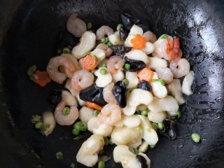 17、马蹄炒虾仁——时令快手养生菜,大火翻炒均匀即可。