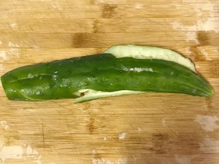 2、爽口开胃小菜~拍黄瓜,黄瓜去根,用刀平面处用力一拍,黄瓜拍扁裂开。