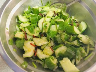 12、爽口开胃小菜~拍黄瓜,重复拌匀,装盘。