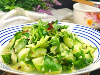 13、爽口开胃小菜~拍黄瓜,上桌。