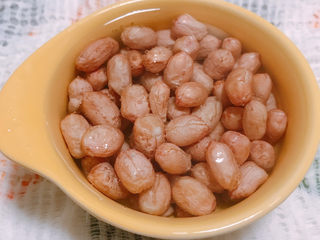 2、醋泡花生米,冲洗一下