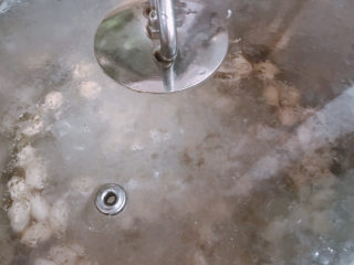 6、醋泡花生米,盖上锅盖煮10分钟