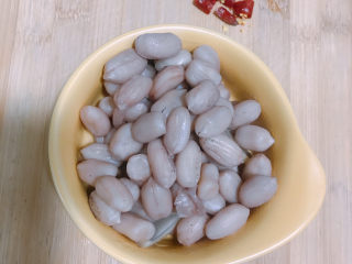 8、醋泡花生米,将花生米捞入碗中