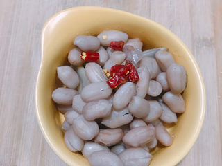 10、醋泡花生米,干红辣椒切圈放在花生米碗中