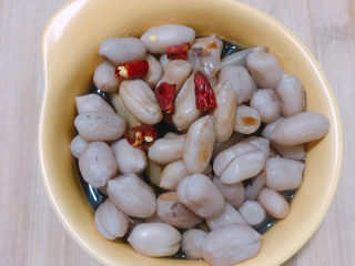 12、醋泡花生米,倒入酱油