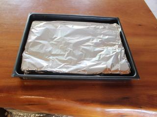 3、可乐辣味鸡翅,用锡箔纸包好。