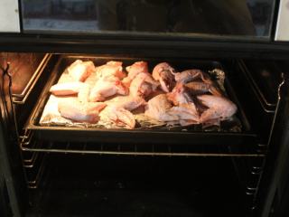 5、可乐辣味鸡翅,烤箱预热后，以200℃烤35-40分直到表面变焦黄。中间可以翻面一次。