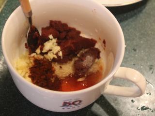 7、可乐辣味鸡翅,趁烤鸡翅空档调酱汁，将蒜泥、蕃茄糊、糖、辣椒酱、匈牙利红椒粉、少许盐放入碗钵。