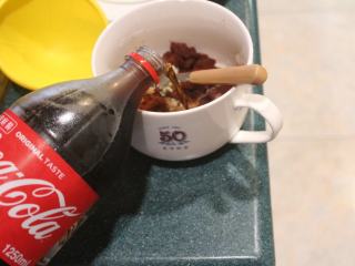 8、可乐辣味鸡翅,倒入可乐。可乐除了增加风味，甜份也会渗入鸡翅里。