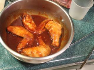 10、可乐辣味鸡翅,将烤好的鸡翅放入沾裹酱汁。