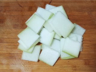 3、薏米干贝冬瓜煲,冬瓜切片备用。