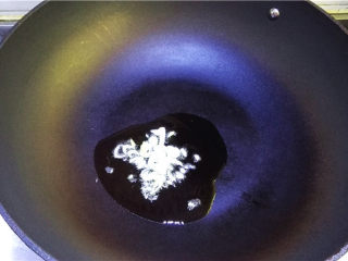 5、薏米干贝冬瓜煲,锅中放少许油，撒少许葱花。