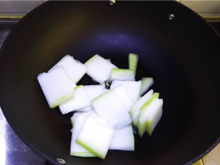 6、薏米干贝冬瓜煲,放入冬瓜