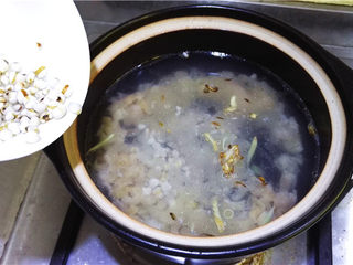 11、薏米干贝冬瓜煲,再倒入薏米。