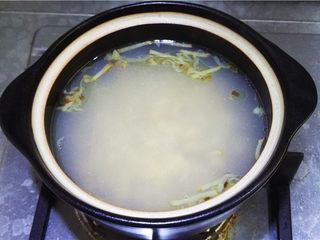 12、薏米干贝冬瓜煲,烧开后转小火煮至薏米变软，大约二十分钟；