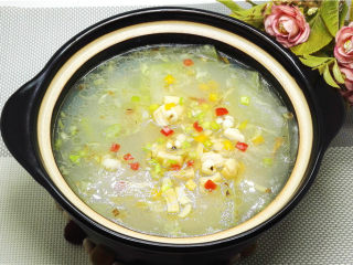 15、薏米干贝冬瓜煲,出锅时撒彩椒丁点缀一下。