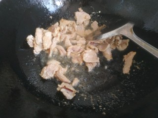 6、家常小炒菜,锅中放入适量植物油，油热放入肉片翻炒至变白，盛出待用