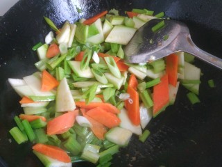 10、家常小炒菜,放葱花翻炒