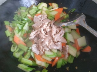 12、家常小炒菜,蔬菜变软，放入肉片